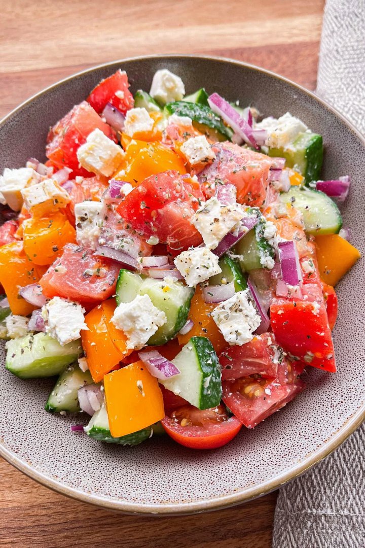 Griechischer Bauernsalat (einfaches Salat Rezept) image 2