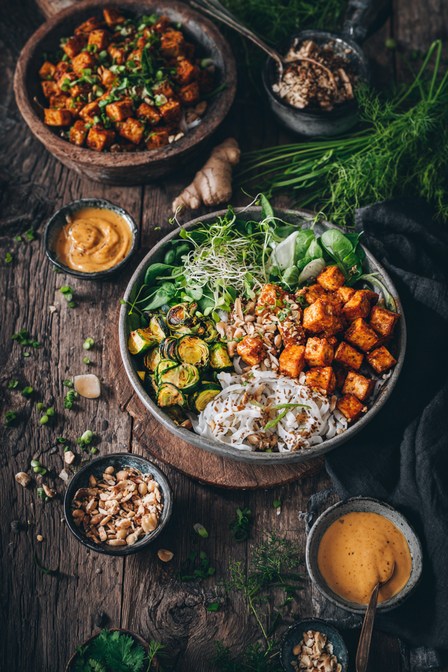 Reisnudel-Bowl mit Tempeh und Erdnusssauce image 2